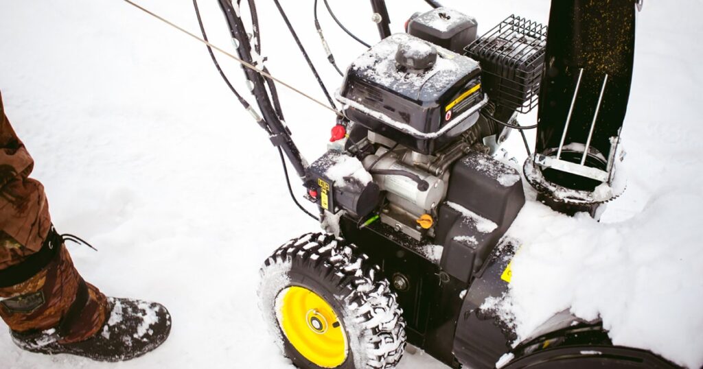 Should You Run Your Snowblower On Full Throttle?